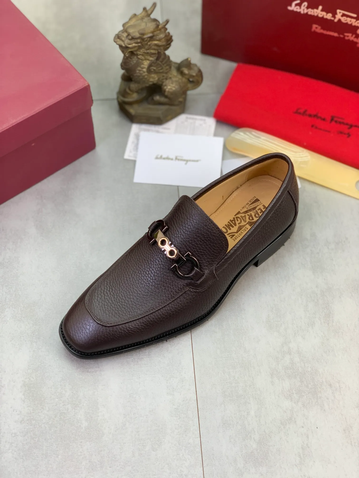 Men's Men's Shoes 💰P460💰[New Style] Water-dyed Niuli 🆘[Salvatore Ferragamo] Ferragamo's latest casual business leather shoes for men! Available at counters simultaneously! The fabric is made of specially imported original pebbled calfskin, and the lining is made of imported water-dyed cowhide. It is absolutely luxurious and leads the fashion trend. Matching code: 38-47 black and brown optional